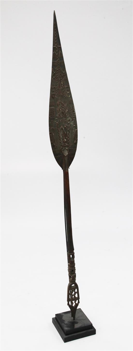 A Pacific Islands Melanesian ceremonial paddle club spear, 5ft 1in.